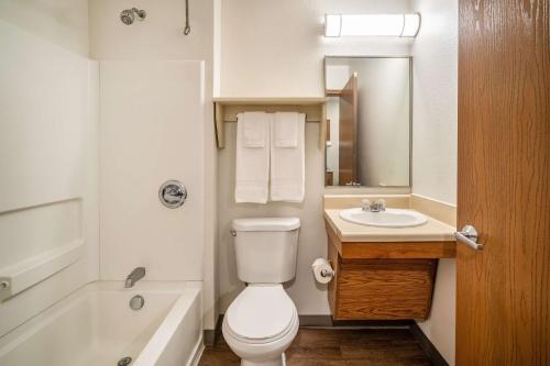 科珀斯克里斯蒂WoodSpring Suites Corpus Christi的浴室配有白色卫生间和盥洗盆。