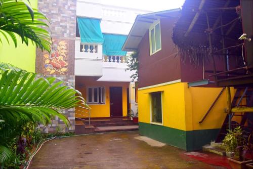 黎明之村Selvasi Beach Cottage的一组建筑,上面有色彩缤纷的油漆