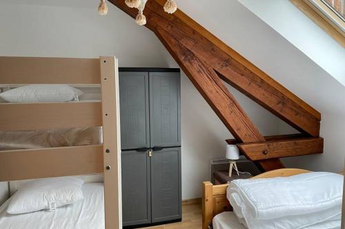 茹普特河畔巴斯特尔Appartement F2 proche La Bresse的一间带两张双层床的卧室和一间阁楼