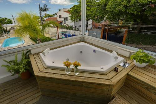 弗洛里亚诺波利斯Solar Beach Hotel的浴缸位于阳台顶部
