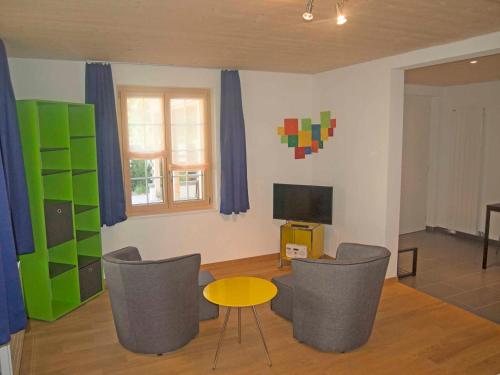 阿德尔博登Studio Zentrum EG的客厅配有桌椅和电视