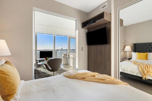 渥太华SOHO Residences Champagne的一间卧室设有一张床和一个大窗户