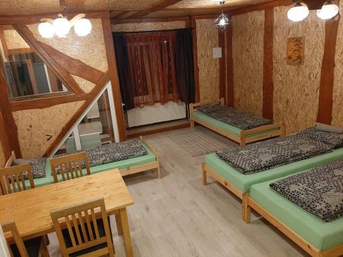 文茨皮尔斯布基娱乐露营地的带三张床和桌椅的房间
