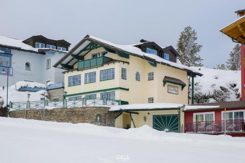 上陶恩Haus Helga Obertauern的前面有雪的房子