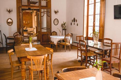 拉马约Posada Los Angelos的用餐室设有桌椅和窗户。