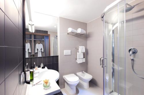 宜必思尚品罗马EUR酒店的一间浴室