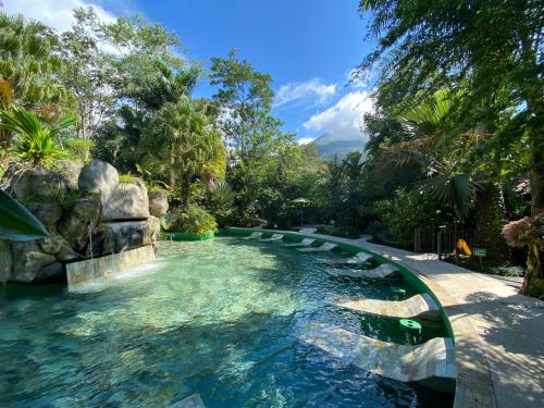 福尔图纳Paradise Hot Springs的花园中的一个游泳池