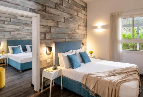 梅图拉梅图拉旅游酒店的一间卧室设有一张大床和砖墙
