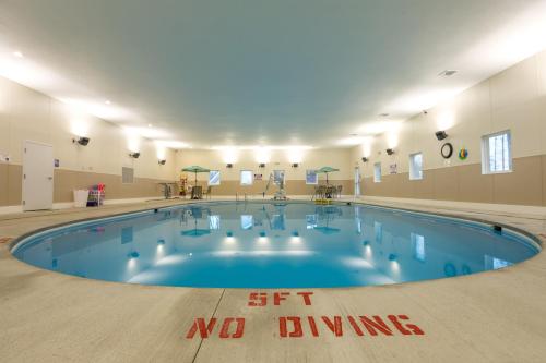杜波依斯Crown Resorts at Wolf Run的中间没有潜水标志的大型游泳池