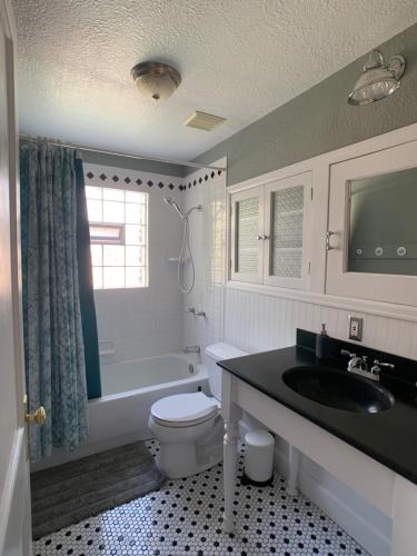 丹佛Private Room in West Highlands House的浴室配有白色卫生间和盥洗盆。