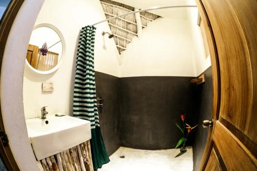 El ValleGanesh Hostel & Shivas Bungalows的一间带水槽和镜子的浴室