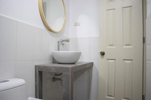 塔拉波托Hotel San Martin的白色的浴室设有水槽和镜子