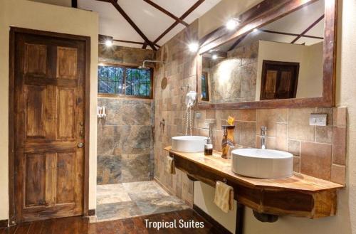 福尔图纳Tropical Suites & Villas的浴室设有2个水槽和镜子