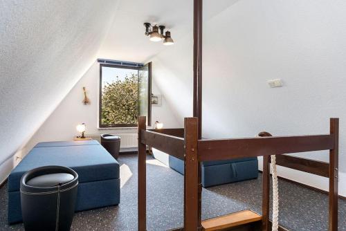 ParchtitzRügenHerz Fischerhütte的一间卧室配有蓝色的床和镜子