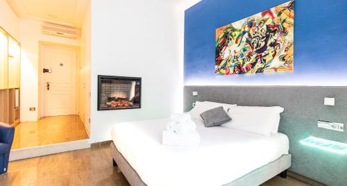 那不勒斯Sanfelice 33 Luxury Suites的卧室配有白色的床和墙上的绘画作品