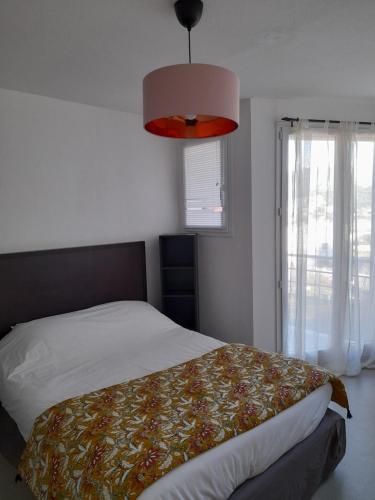 科尔特瓦妮娜公园酒店的一间卧室设有一张床和一个大窗户