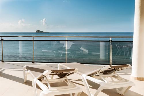 贝尼多姆马可尼酒店的海景阳台上的两把椅子
