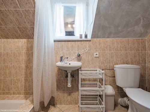 斯祖贝莱克Penzion u Laca的一间带水槽和卫生间的浴室以及窗户。