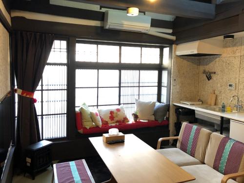 京都KOU Nishijin的客厅配有沙发和桌子