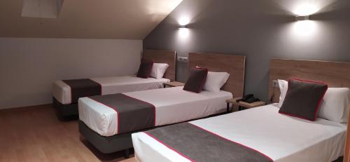 梅迪纳德里奥塞科Hospedium Hotel Vittoria Colonna的一间酒店客房,房间内设有两张床