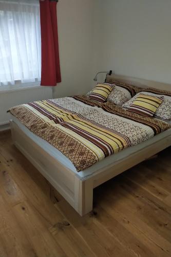 FilipoviceApartmán u sjezdovky Filipovice的卧室里一张位于木地板上的床铺