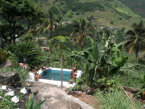 PaulCasa Das Ilhas的一群人坐在游泳池周围