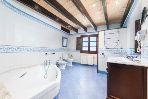 塞尔瓦坎卡洛新卡夫丽斯酒店的带浴缸和2个卫生间的大浴室