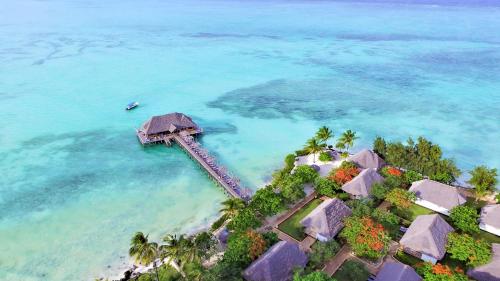江比阿Reef & Beach Resort - Spa Jambiani的海滩上的度假村的空中景致