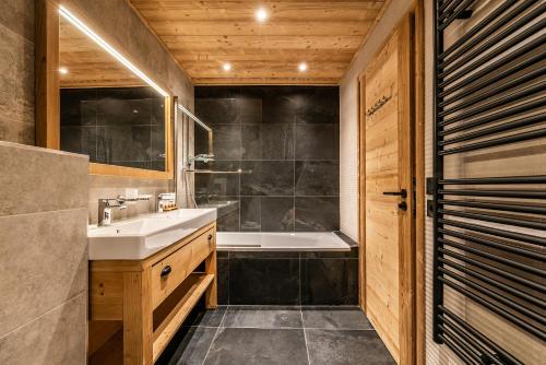 Residence Hameau de Clotaire Alpe d'Huez - by EMERALD STAY的一间浴室