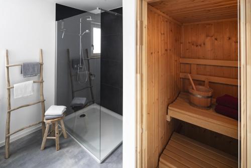 特里滕海姆Claes Weinquartier - Weingut Claes Schmitt Erben的两张图片,浴室设有淋浴和卫生间
