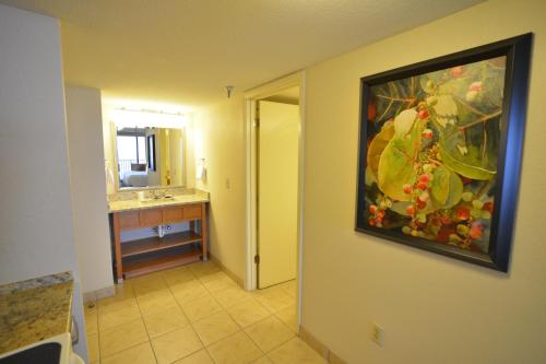 代托纳海滩Nautilus Inn - Daytona Beach的浴室挂在墙上的画作