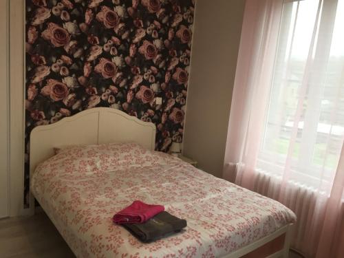 阿布维尔La Vie est Belle的一间卧室配有一张带花卉壁纸的床
