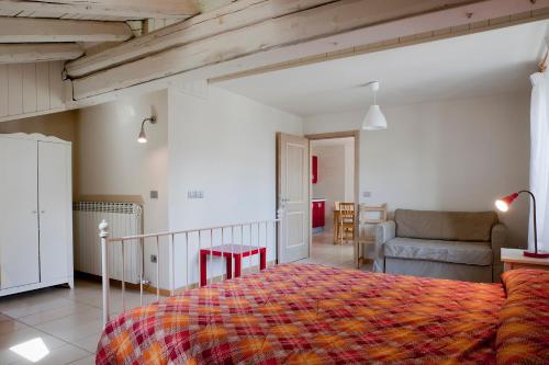 帕苏德尔托纳莱莱蒂维尔公寓式酒店的一间卧室设有一张床和一间客厅。