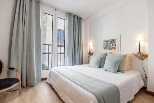 卡尔维Le Balcon du Pêcheur的一间卧室设有一张床和一个大窗户
