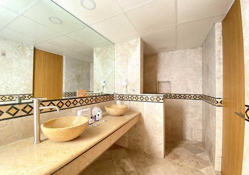 墨西哥城劳德酒店的一间带两个盥洗盆和大镜子的浴室