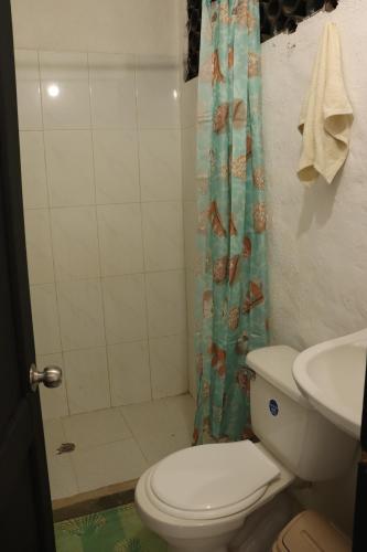 圣玛尔塔Casa Blanca - Taganga的浴室配有卫生间、淋浴和盥洗盆。