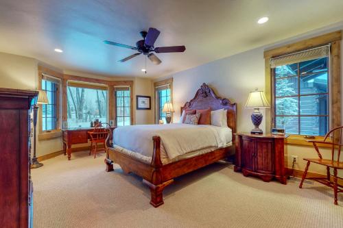 杰克逊Teton View Cabin的一间卧室配有一张床和吊扇