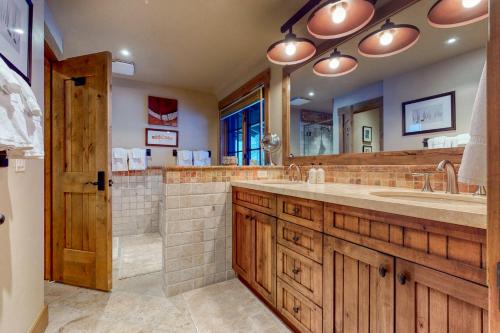 杰克逊Teton View Cabin的一间带大水槽和大镜子的浴室
