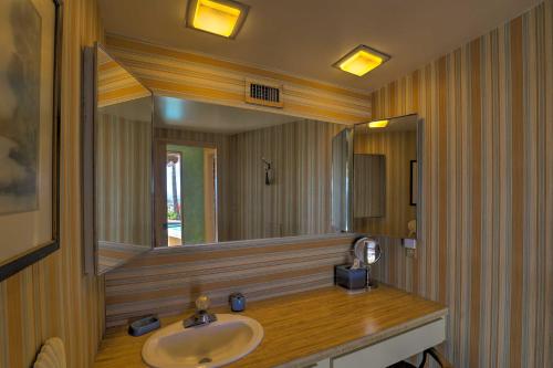 土桑Tucson Retreat with Superb Mountain and City Views!的一间带水槽和大镜子的浴室