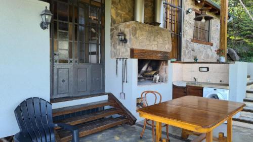 温基约Casa en las Sierras de Córdoba的厨房配有木桌和木板凳
