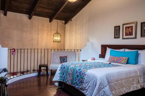 Villa 14 Santa Ines Antigua Guatemala客房内的一张或多张床位