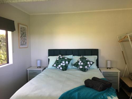 陶朗加Te Harinui - Peaceful rural escape的一间卧室配有一张带黑白枕头的床