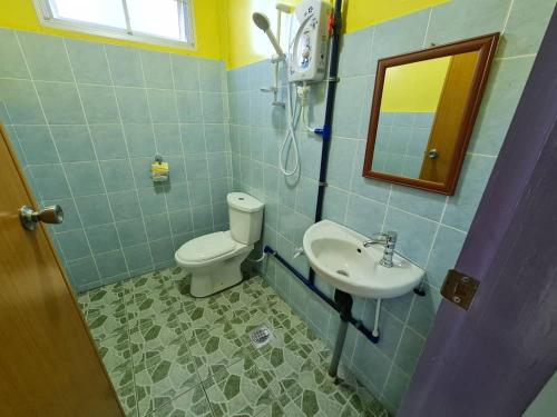 拉瑙THE CLOUD KINABALU- Chalet的一间带卫生间、水槽和镜子的浴室