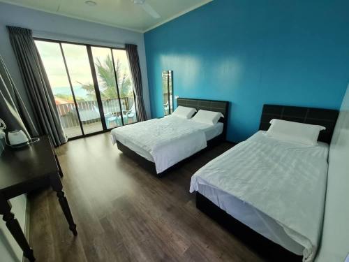 拉瑙THE CLOUD KINABALU- Chalet的一间卧室设有两张床和蓝色的墙壁
