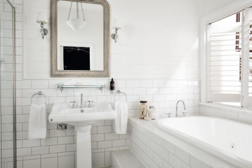 萨沙弗拉斯黑木檫别墅的白色的浴室设有浴缸和水槽。