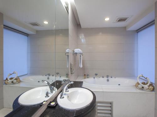 广州华师大厦酒店（原华师粤海酒店）的浴室配有2个盥洗盆和1个浴缸。