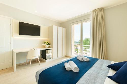 努马纳Hotel Corallo的一间卧室配有一张蓝色的床和两双鞋