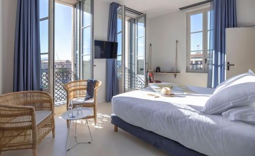 土伦L'Eautel Toulon Centre Port的一间卧室设有一张床和一个阳台