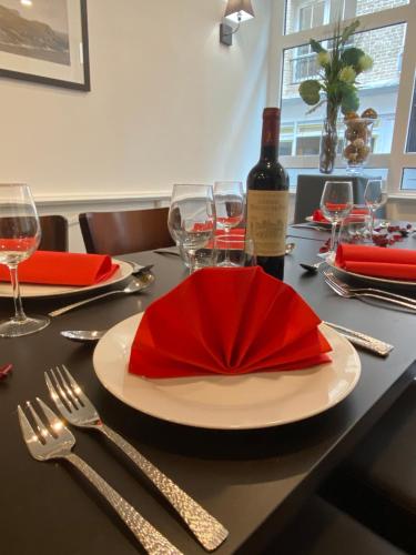 迪耶普格兰德杜克斯酒店的一张带红餐巾和一瓶葡萄酒的桌子