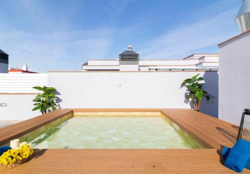 卡拉费尔Calafell Home Apartments的屋顶上的游泳池
